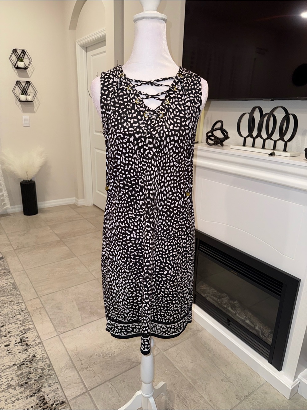 2 x 20$ Michael Kors Black and White Sleeveless Midi Dress with Lace-Up Neckline